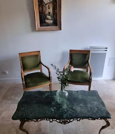 De La Maison Rouge Hotel *